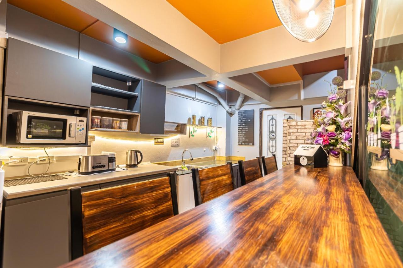 Snoozzze Hostel ใกล้รถไฟฟ้า ย่านบางรัก (Adults Only) Bangkok Ngoại thất bức ảnh
